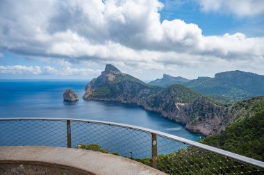 Kaptan Formentor, Mallorca, güzel deniz manzarası ve Mayorka kıyıları, önünde bir gözlem platformu.
