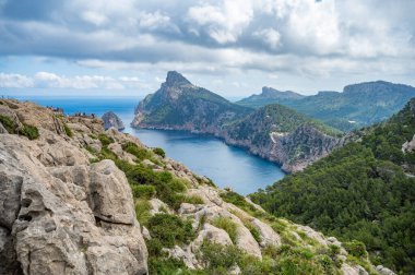 Kaptan Formentor, Mallorca, deniz manzarası ve Mayorka kıyıları, uzaktaki turistlerin gözlem platformu.