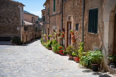 Valldemossa, Mallorca 'daki Idyllic köyü. Evlerin önünde bir sürü saksı bitkisi var. Mayorka İspanya.