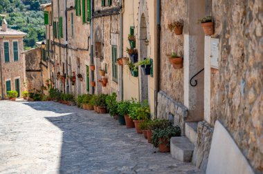 Valldemossa, Mallorca 'daki Idyllic köyü. Evlerin önünde bir sürü saksı bitkisi var. Mayorka İspanya.
