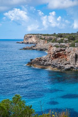 Calo des Moro plajı yakınlarındaki Mallorca kıyıları, denizdeki kayalıklar, dikey çekim, Mayorka İspanya