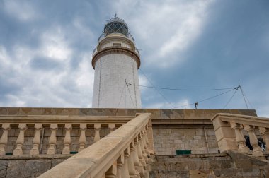 Cap de Formentor Deniz Feneri Formentor, Mallorca Bulutlu bir günde, alçak açı, Mayorka İspanya