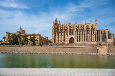 Palma 'lı Santa Maria Katedrali, La Seu, La Almudaina' nın yanında. Öndeki göl, Palma de Mallorca, İspanya