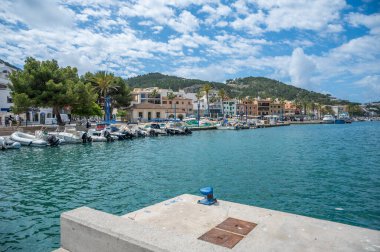 Andratx Limanı, Mallorca 'nın girişi önünde liman ve gemiler, arkada restoranlar ve otel binaları, Majorca İspanya
