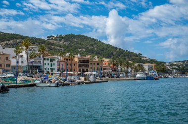 Andratx Limanı, Mallorca 'nın girişi önünde liman ve gemiler, arkada restoranlar ve otel binaları, Majorca İspanya
