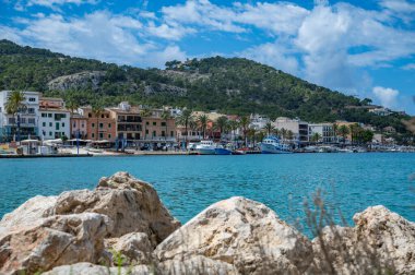 Andratx Limanı, Mallorca 'nın ön tarafında taş ve gemi, arka tarafında restoran ve otel binaları, Mayorka İspanya