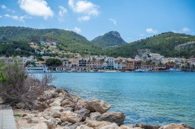 Andratx Limanı, Mallorca 'nın ön tarafında taş ve gemi, arka tarafında restoran ve otel binaları, Mayorka İspanya