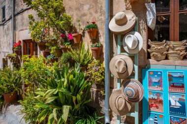 Hasır şapkalar Valldemossa, Mallorca, İspanya 'da satılık.