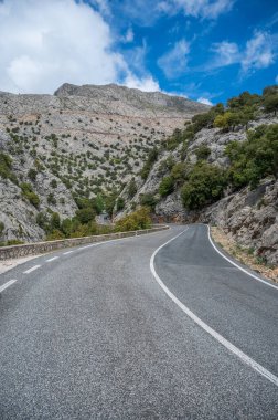 Gorg Blau 'nun görüş açısı yakınındaki Serpentine yolu sanatsal göl, Mallorca İspanya, dikey çekim