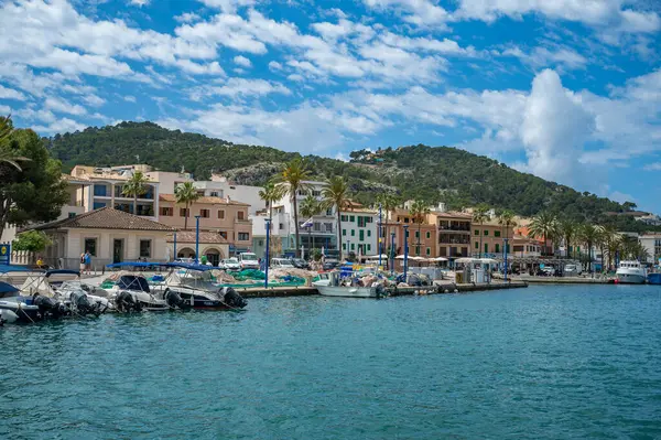 Andratx Limanı, Mallorca 'nın girişi önünde liman ve gemiler, arkada restoranlar ve otel binaları, Majorca İspanya