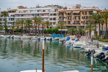 Port Alcudia, Mallorca 'da bir sürü gemi ve Alcudia İşareti, Otelli Gezinti Alanı, Mayorka İspanya