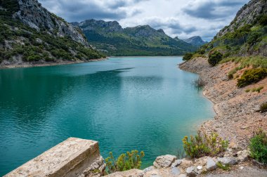 Bulutlu bir günde Gorg Blau articifal Gölü, Mallorca rezervuarı, arka planda dağ sırası, Mayorka İspanya