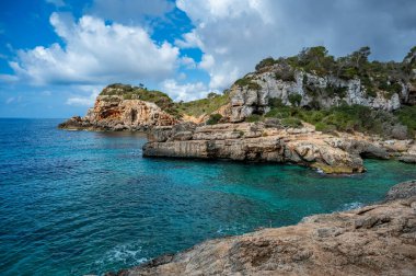 Calo des Moro, Mallorca 'da uçurumlu sahil, deniz ve kaya oluşumlarıyla geniş açı, Mayorka İspanya