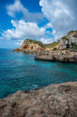 Calo des Moro 'da uçurumlar, Mallorca' da deniz ve kaya oluşumları, dikey çekim, Mayorka İspanya