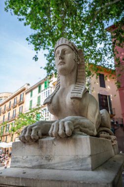 Paseo del Born 'daki Sphinx heykeli, Palma de Mallorca, dikey çekim, Mayorka İspanya