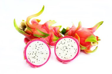 Freah yarı ve tüm ejderha meyveleri, herkes için sağlıklı yiyecek, beyaz arka planda izole edilmiş..