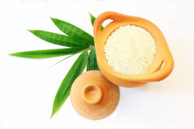 Yasemin pilavı ve taze bambu yaprağı. Tayland pirinci yerel çömlekte..