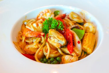 Lezzetli deniz ürünleri spagetti beyaz çanak üzerinde.