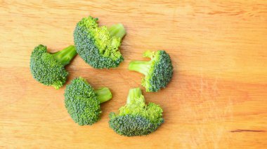 Ahşap Doğrama tahtası üzerinde taze broccolies parçaları.