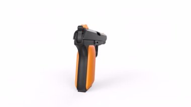 beyaz zemin üzerinde silah