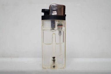 Beyaz Arkaplan İçindeki Mekanizmayı Gösterirken Şeffaf Işık