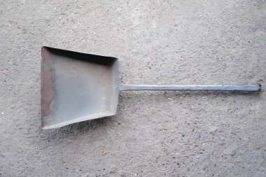 Gri bir yüzeyde metal bir spatula var. Yüksek kalite fotoğraf