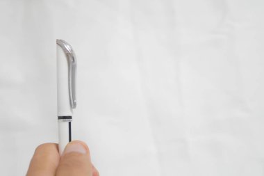 Kapağı açık bir kalem kaldırılıyor. Yüksek kalite fotoğraf