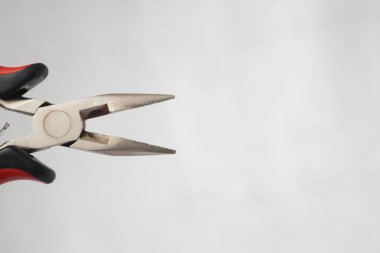 Kırmızı saplı ve siyah uçlu bir pense. Yüksek kalite fotoğraf