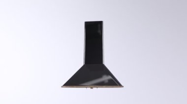 Güneşli Kaliforniya 'daki ev yenileme projesi sırasında modern mutfak kaputu kurulumu