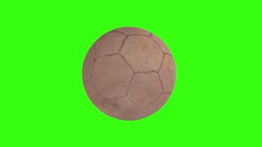 Yeşil çimlerde futbol topu