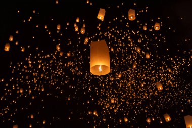 Loy Krathong festivalinde yüzen turist gökyüzü fenerleri, Chiang Mai, Tayland.