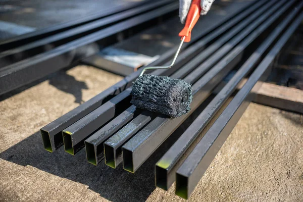 Arbeiter Streicht Stahlpfosten Auf Baustelle — Stockfoto