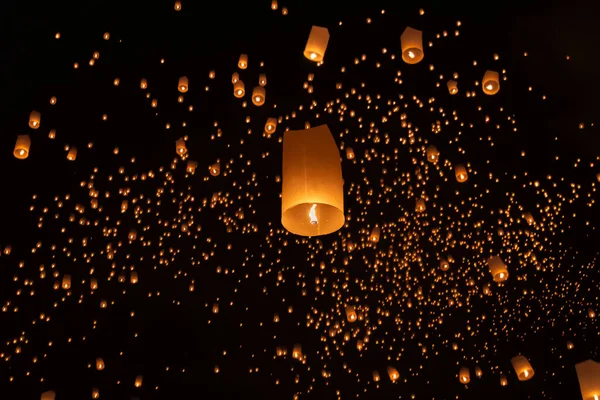 Туристичні Плавучі Небесні Ліхтарі Фестивалі Loy Krathong Чіангмай Таїланд — стокове фото