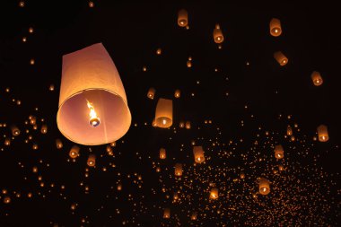 Loy Krathong festivalinde yüzen turist gökyüzü fenerleri, Chiang Mai, Tayland.