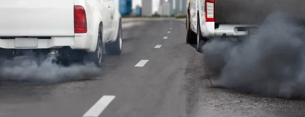 道路上の車両排気管からの大気汚染 ストック画像
