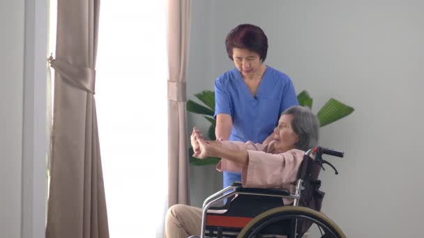 Anciana Asiática Haciendo Estiramiento Ejercicio Silla Ruedas Sala Estar Casa — Vídeos de Stock