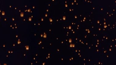 Yi-Peng (Loy Krathong) festivalinde turist gökyüzü fenerleri, Chiang Mai, Tayland.