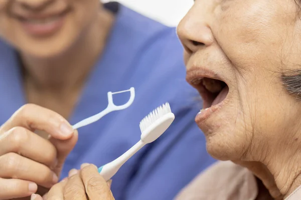Salud Dental Bucal Cuidador Cuidar Asiático Anciana Mujer Mientras Cepilla — Foto de Stock