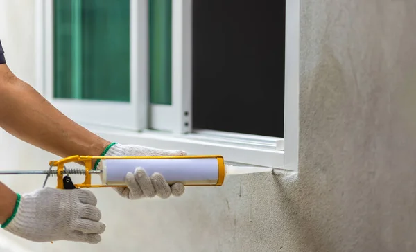 Bauarbeiter Verschließt Mit Silikondichtungsmittel Den Äußeren Fensterrahmen Stockfoto