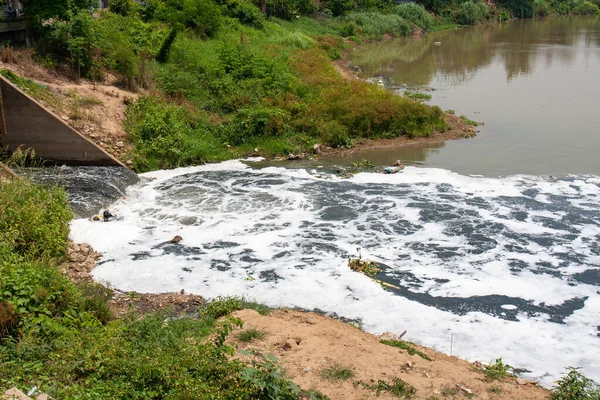 Ρύπανση Των Υδάτων Στους Ποταμούς Επειδή Βιομηχανία Δεν Επεξεργάζεται Ύδατα — Φωτογραφία Αρχείου