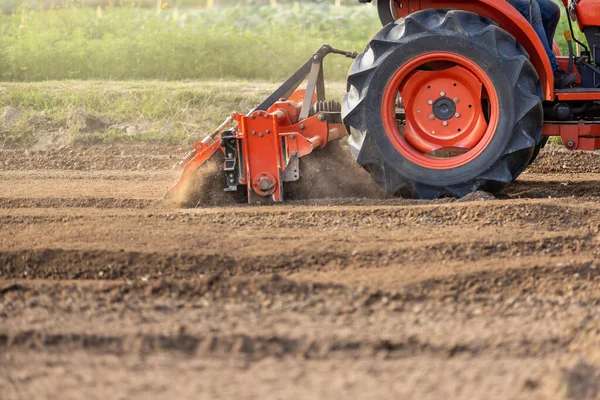 農場で回転式耕運機で土地を耕すトラクター — ストック写真