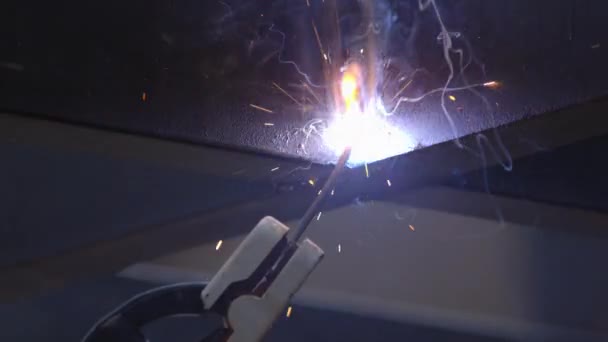 Arbeiter Schweißt Stahlträger Auf Baustelle — Stockvideo