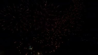 Dikey video, Yi-Peng (Loy Krathong) festivalinde turist gökyüzü fenerleri, Chiang Mai, Tayland.