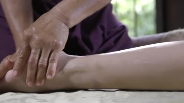 Γυναίκα Χαλαρωτικό Ενώ Μπορείτε Πάρετε Μασάζ Ποδιών Στο Ταϊλανδέζικο Παραδοσιακό — Αρχείο Βίντεο