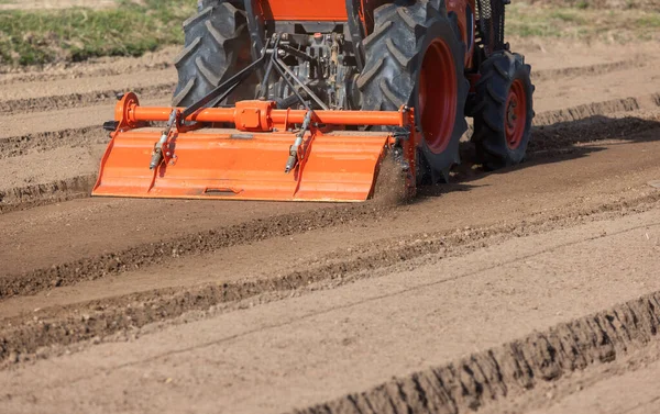 Tracteur Cultivant Des Terres Avec Motoculteur Rotatif Dans Ferme — Photo
