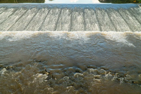 Água Rio Flui Livremente Sobre Topo Barragem — Fotografia de Stock