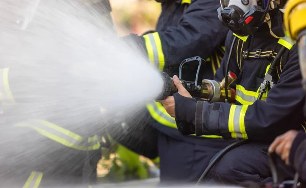 Пожарная Команда Сбрасывает Воду Огонь — стоковое фото