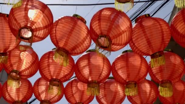 唐人街街上点缀的中国新年彩灯 — 图库视频影像