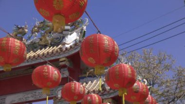 Çin mahallesinde yeni yıl feneri. Fenerdeki Çince alfabeyi tercüme et. Kârlı ticaret anlamına geliyor..