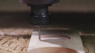 CNC makinesi fabrikada tahta ürünleri kesiyor,